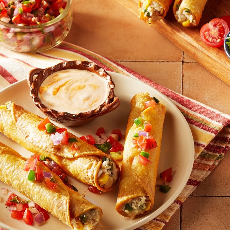 Flautas de Mariscos con Crema de Clamato® y Pico de Gallo